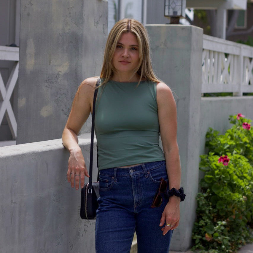Model is 5'9", 153lb, wearing a size medium