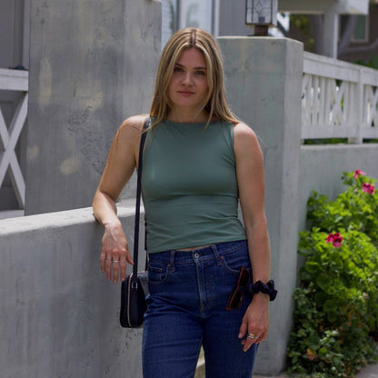 Model is 5'9", 153lb, wearing a size medium