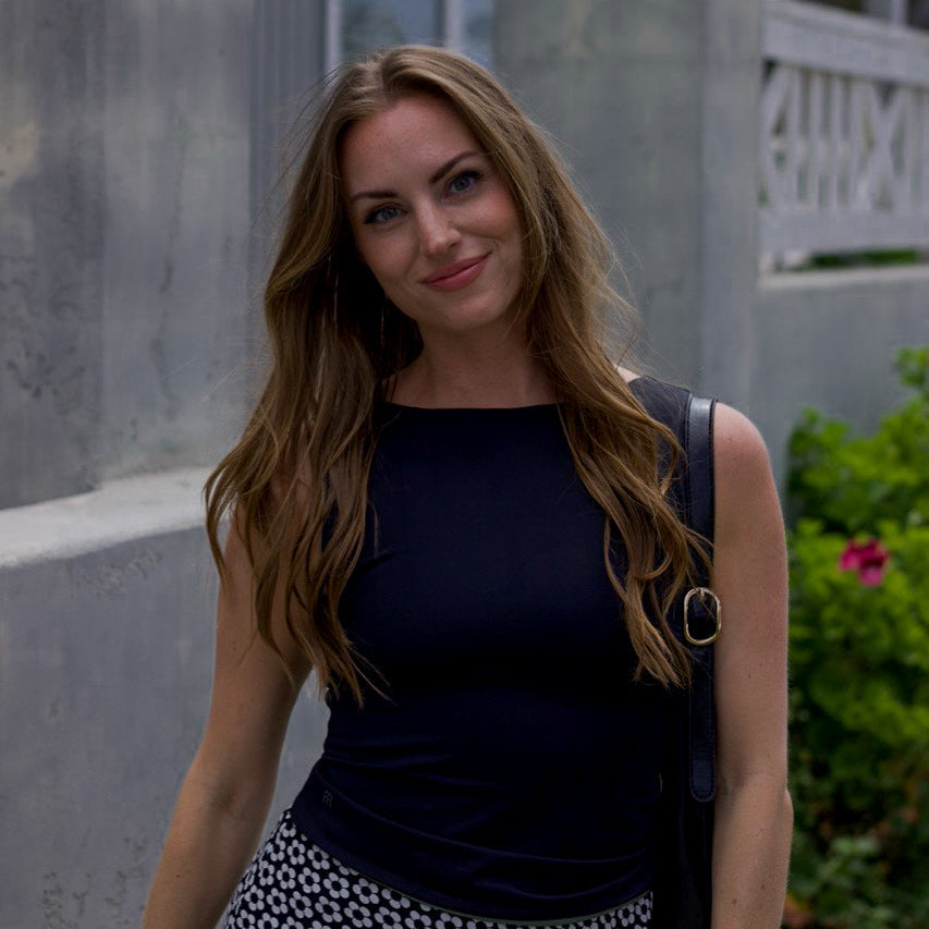 Model is 5'2", 118lb, wearing a size small