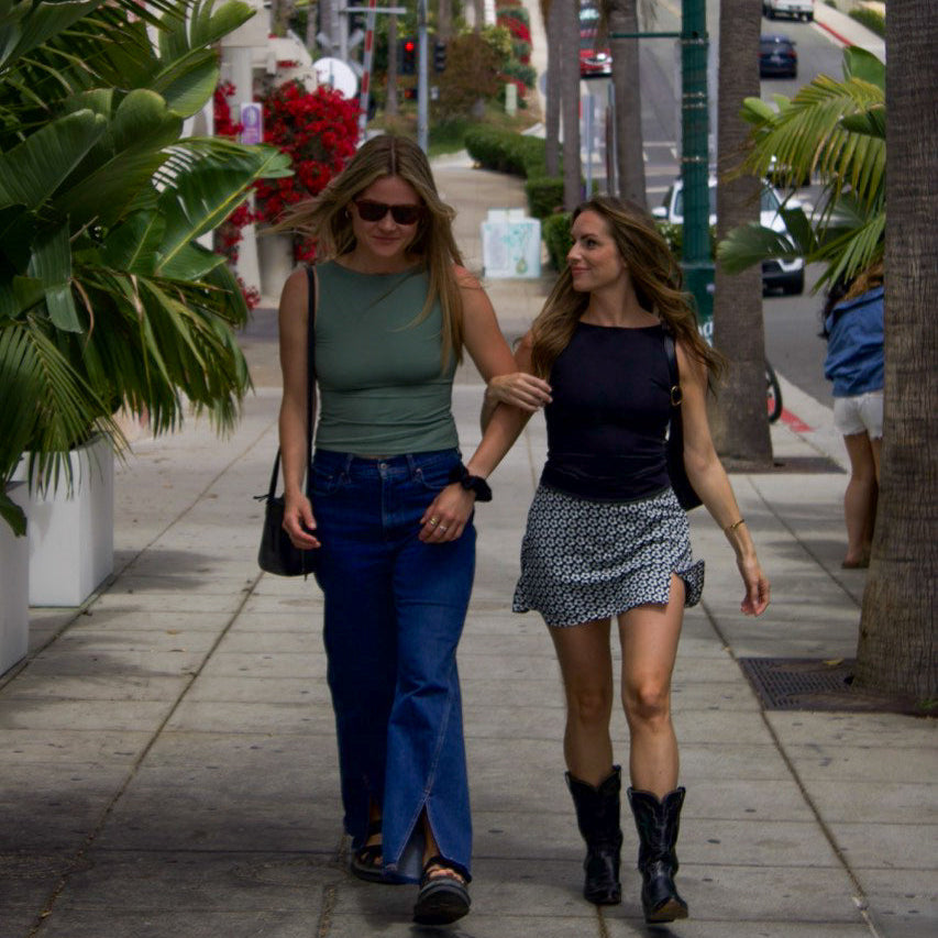 Left model is 5'9", 153lb, wearing a size medium  • Right model is 5'2", 118lb, wearing a size small